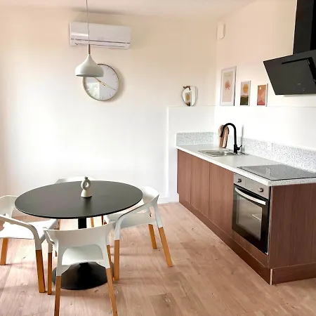 דירה Large Bright, Designer Et Air-conditioned 1 Bedroom קסטרה