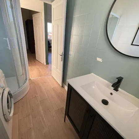 Large Bright, Designer Et Air-conditioned 1 Bedroom קסטרה