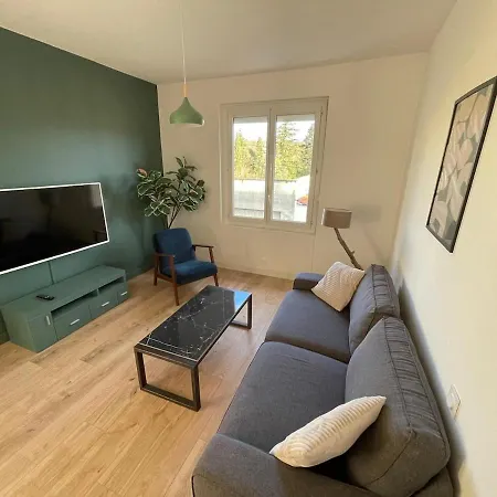 Large Bright, Designer Et Air-conditioned 1 Bedroom דירה קסטרה