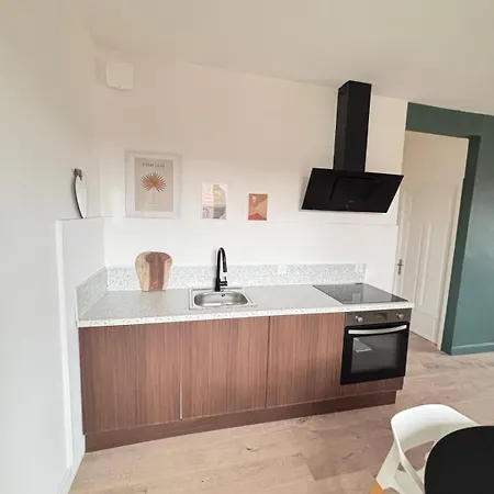 Large Bright, Designer Et Air-conditioned 1 Bedroom דירה *