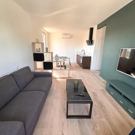 דירה Large Bright, Designer Et Air-conditioned 1 Bedroom קסטרה