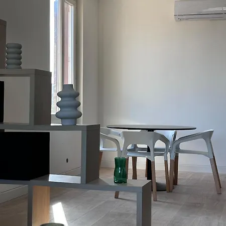 Large Bright, Designer Et Air-conditioned 1 Bedroom דירה